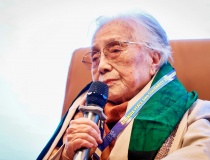 Nguyên Phó Chủ tịch nước Nguyễn Thị Bình xúc động nhận Giải thưởng Hòa bình Romesh Chandra