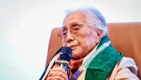 Nguyên Phó Chủ tịch nước Nguyễn Thị Bình xúc động nhận Giải thưởng Hòa bình Romesh Chandra