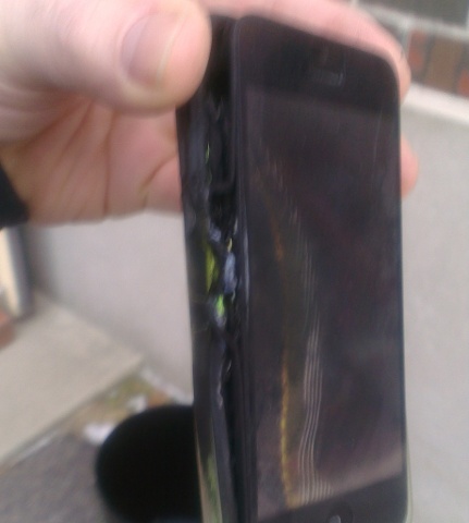 iPhone lại bốc cháy trong túi nữ sinh trung học