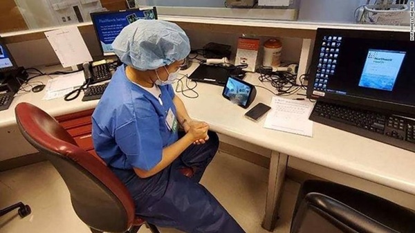 Mỹ sử dụng gọi video để giao tiếp với bệnh nhân trong mùa covid-19