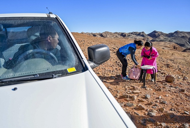 Trung Quốc: Bé gái 9 tuổi đi khắp sa mạc tìm wifi học trực tuyến
