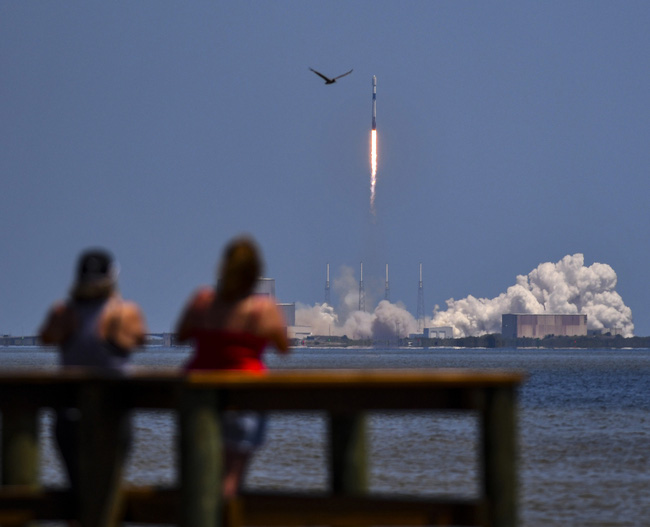 SpaceX giành được hợp đồng phát triển tàu vũ trụ đưa người lên mặt trăng của NASA