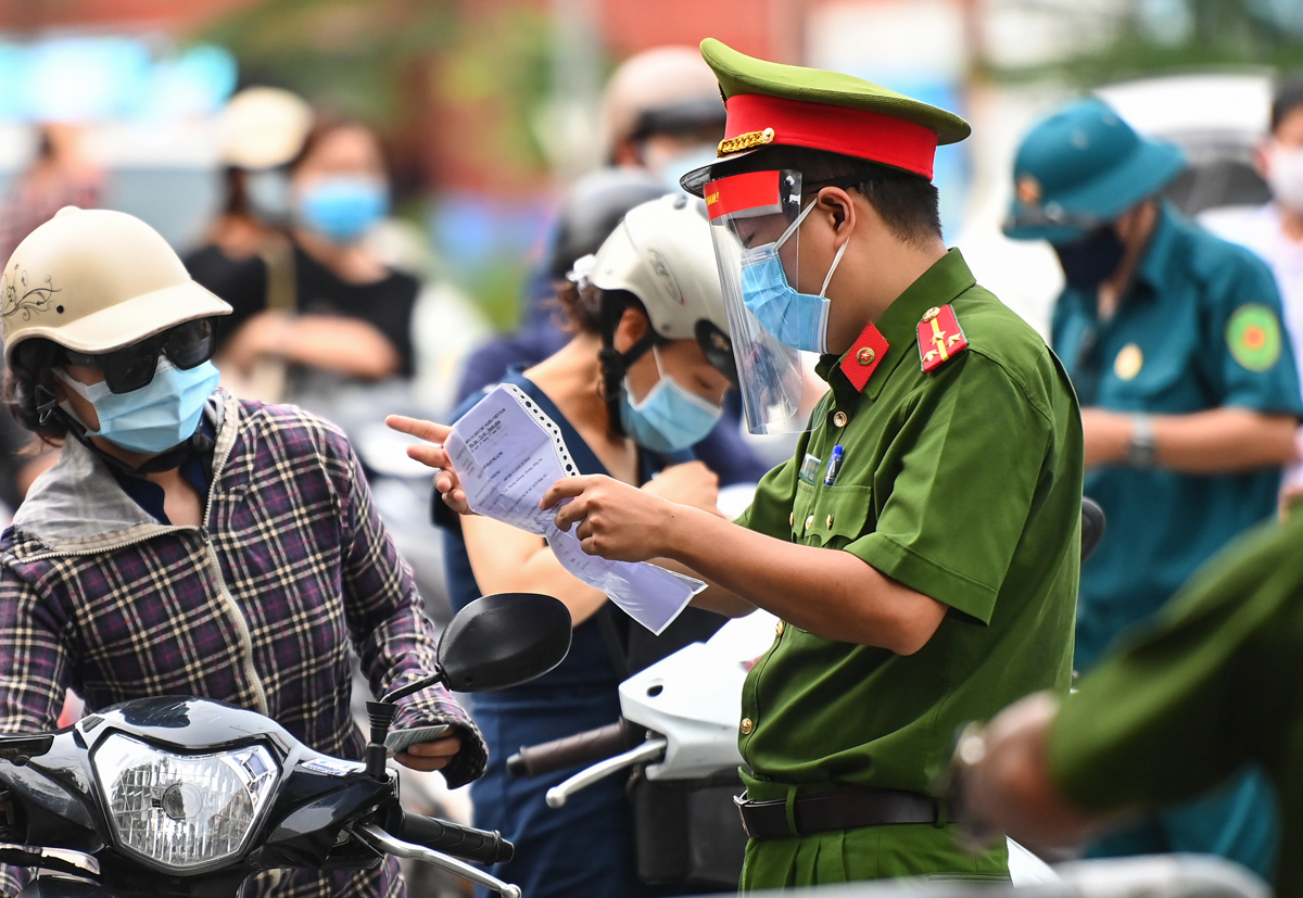 Hà Nội: Yêu cầu thêm giấy tờ đối với người đi đường