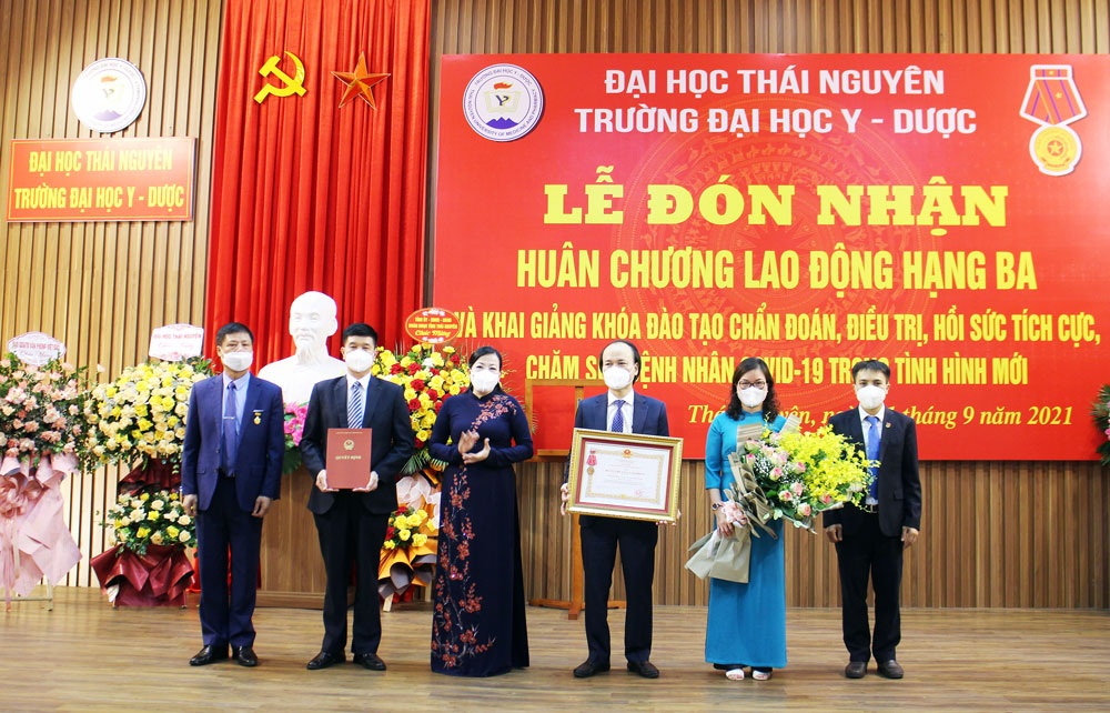 Đại học Thái Nguyên đón nhận Huân chương lao động hạng hạng Ba