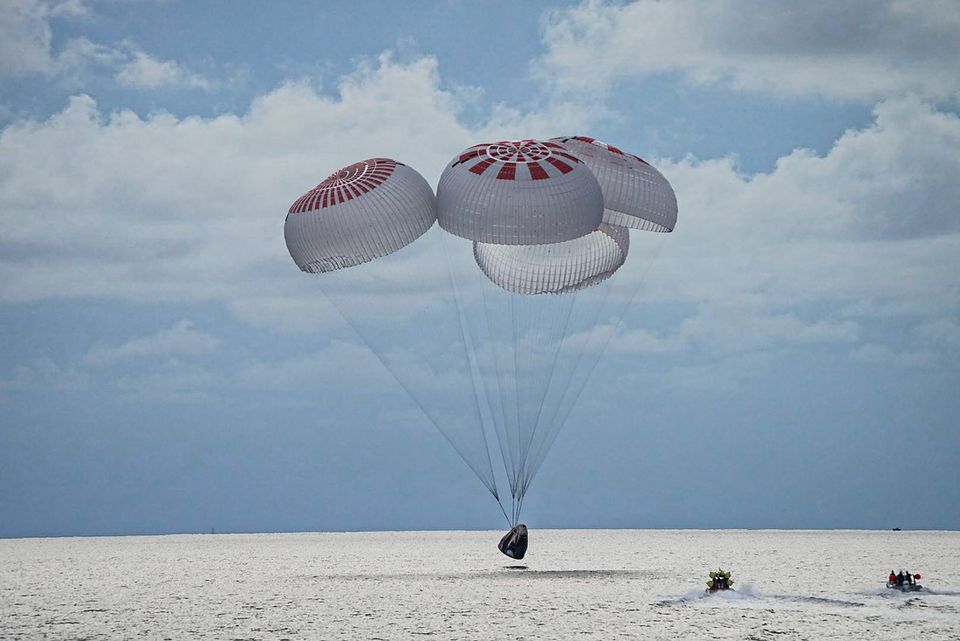 Phi hành đoàn dân sự đầu tiên hạ cánh an toàn sau ba ngày du hành quỹ đạo