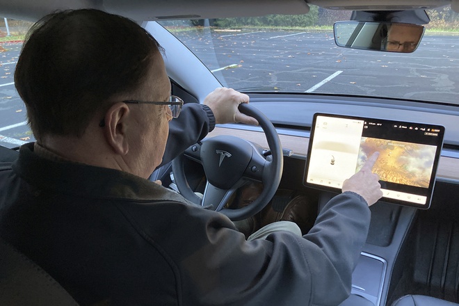 Tesla ra mắt tính năng cấm người dùng chơi điện tử khi lái xe