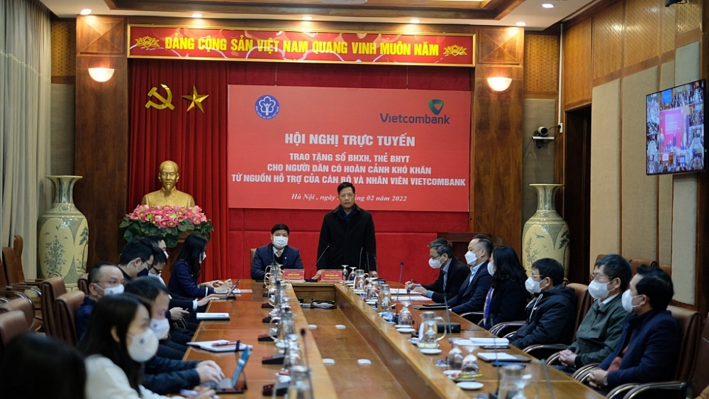 Trao tặng hơn 12.000 sổ Bảo hiểm xã hội, thẻ Bảo hiểm y tế cho người dân gặp khó khăn