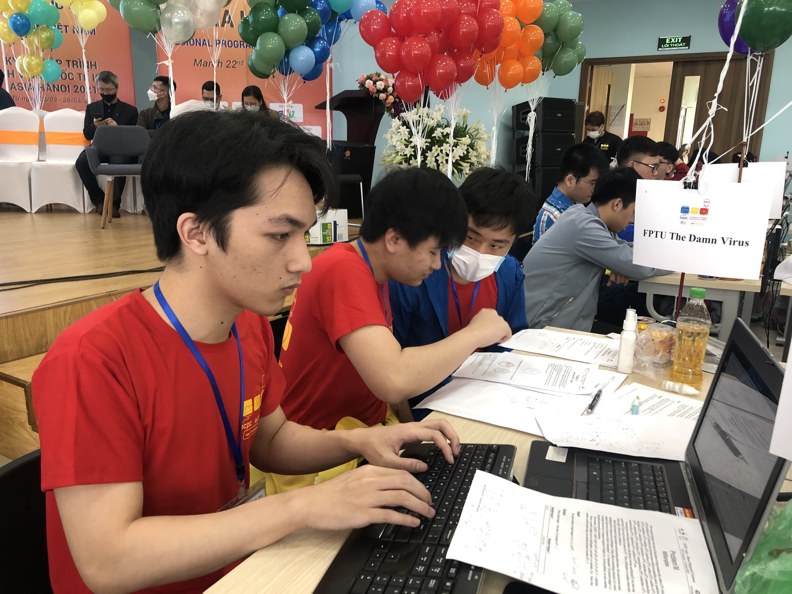 FPTU The Damn Virus là đội tuyển xuất sắc giải được bài đầu tiên tại kỳ thi ICPC Asia Hanoi 2021
