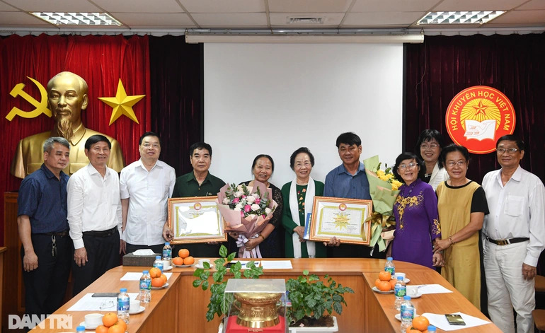 Trao Bảng vàng Khuyến tài cho 2 tác giả cuộc thi Nhân tài Đất Việt