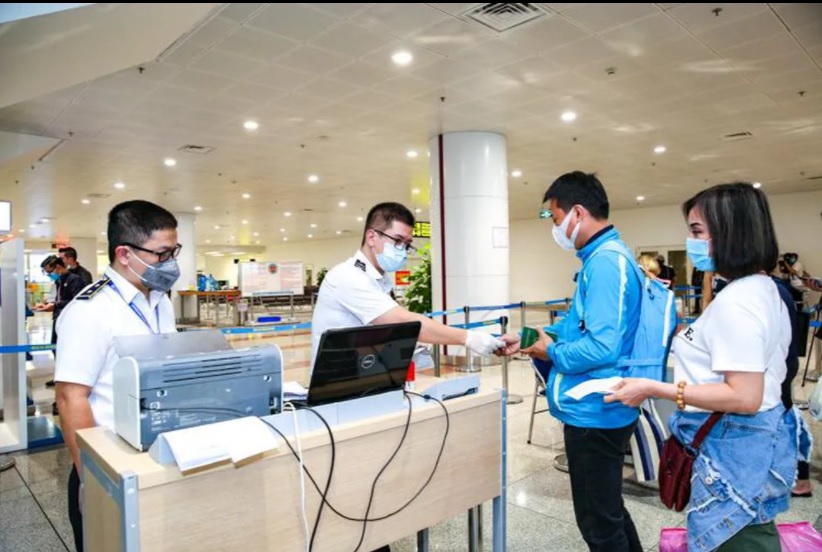 Việt Nam tạm dừng khai báo y tế COVID-19 đối với người nhập cảnh