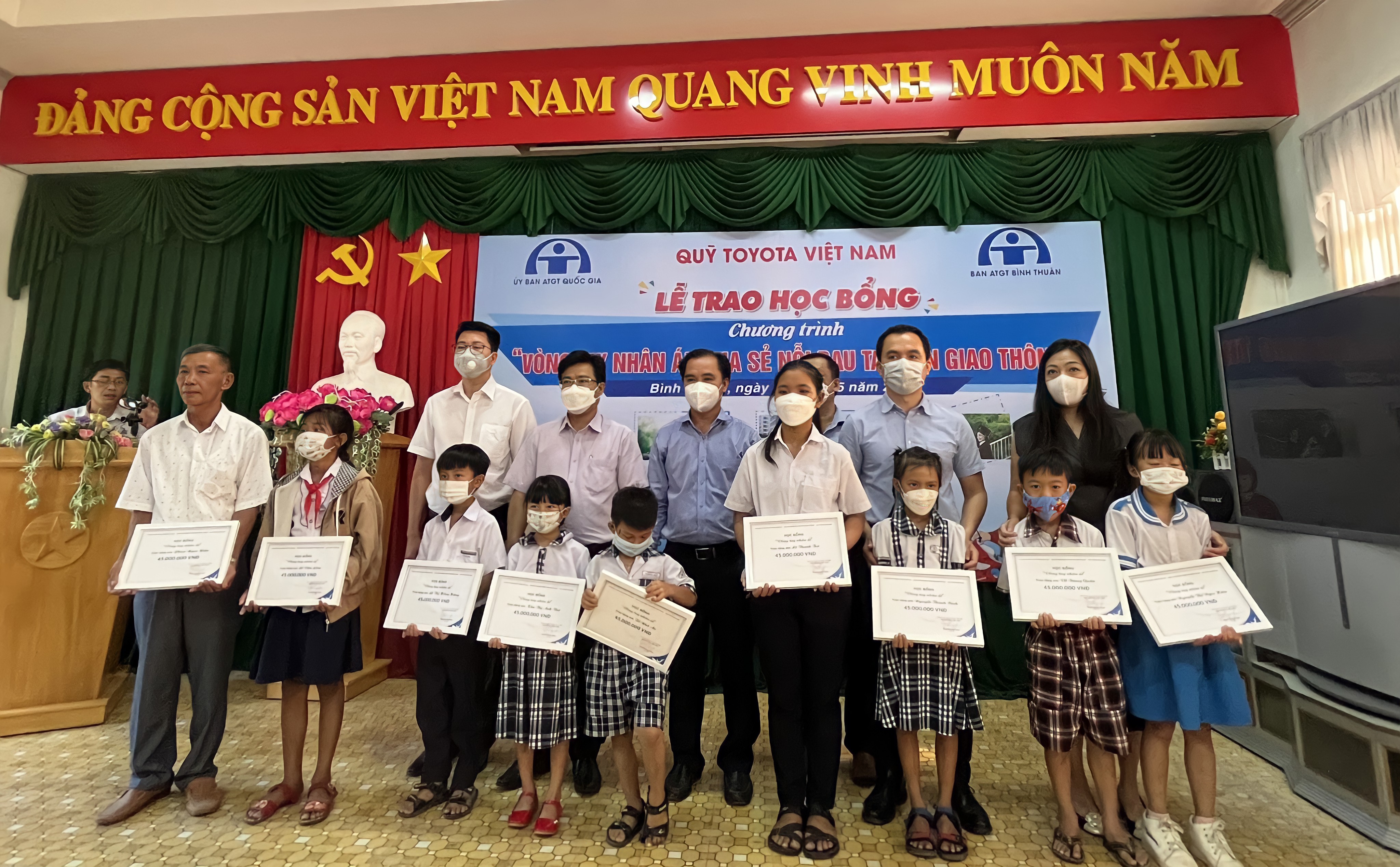 Quỹ Toyota trao tặng Học bổng “Vòng tay Nhân ái” tại tỉnh Bình Thuận