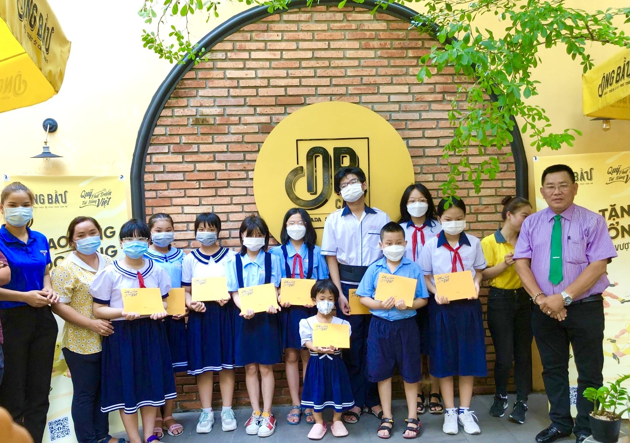 Quỹ Phát triển Tài năng Việt của Ông Bầu chắp cánh ước mơ cho học sinh hiếu học