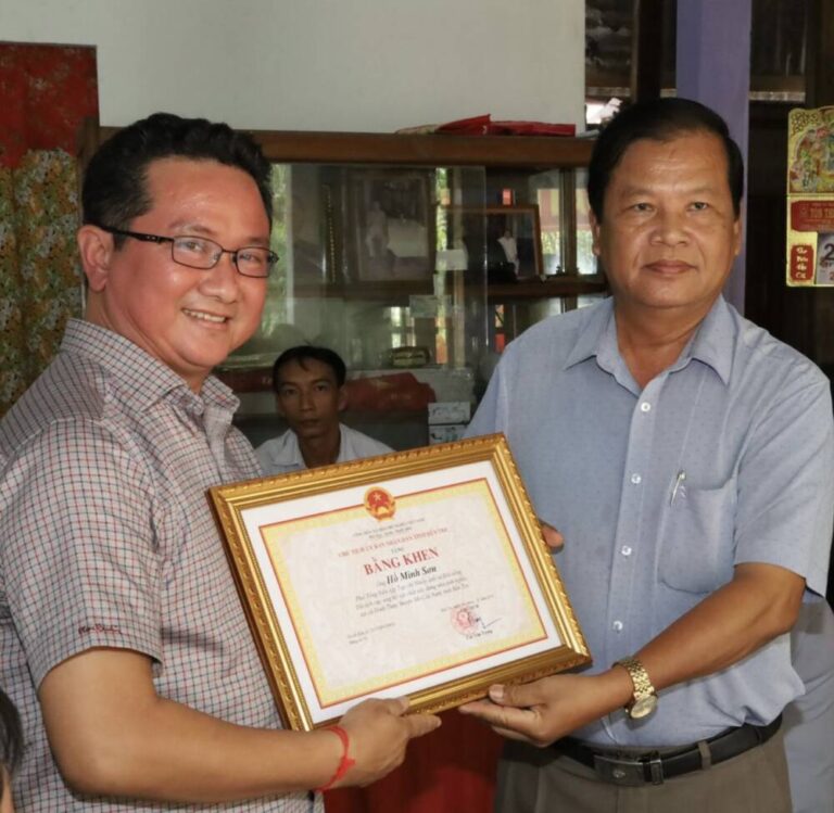 Chủ tịch UBND tỉnh Bến Tre trao tặng bằng khen Ông Hồ Minh Sơn – Viện trưởng Viện IMRIC, Tạp chí Nhiếp ảnh và Đời sống 
