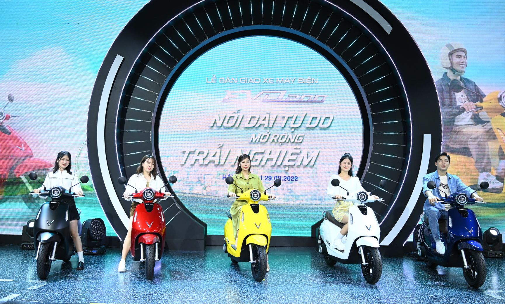 Giới trẻ Việt háo hức chờ nhận “xe máy điện quốc dân” VinFast Evo200