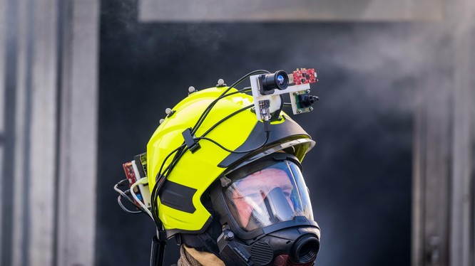 Scotland phát triển mũ bảo hiểm thông minh cho lính cứu hỏa