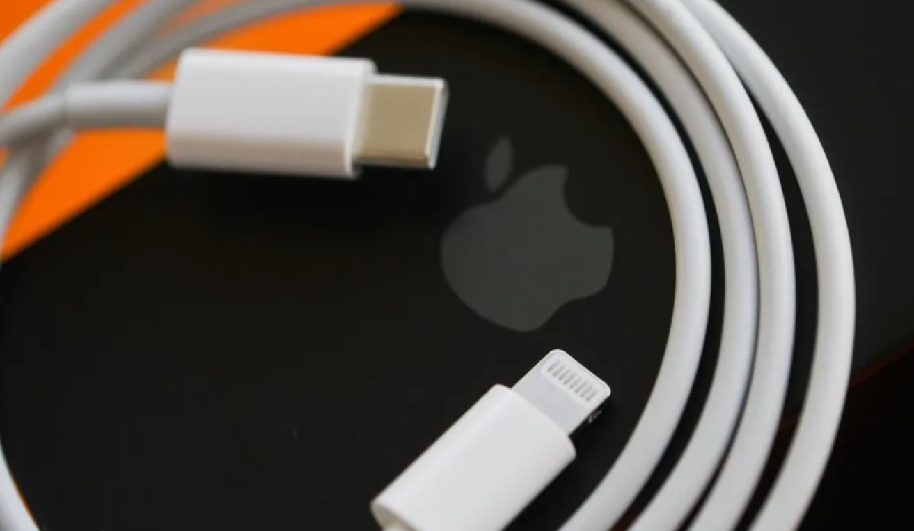 Apple lại bị phạt nặng vì bán iPhone không có sạc