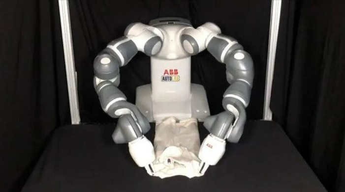 Robot tích hợp AI cùng đôi tay máy linh hoạt gấp quần áo