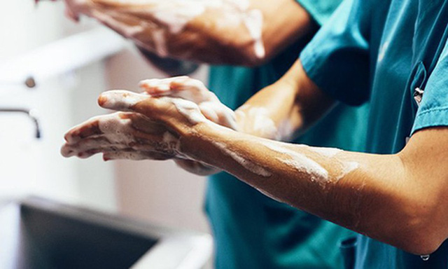 Nhà khoa học nào đã phát minh ra nước rửa tay?