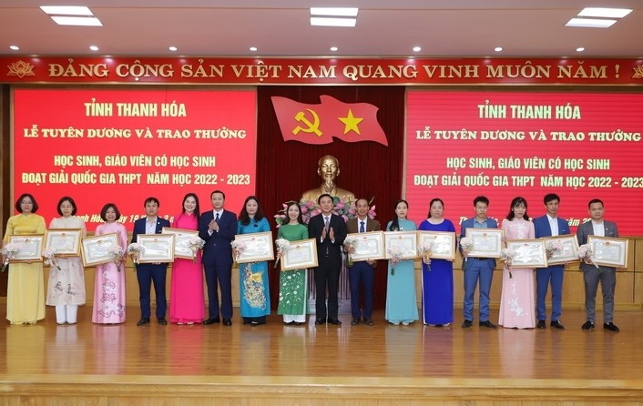 Tuyên dương, trao thưởng cho học sinh và giáo viên có học sinh đoạt giải quốc gia 
