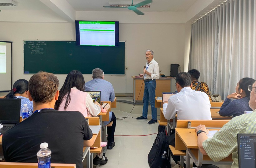 Nhiều giáo sư đầu ngành nước ngoài chia sẻ về lĩnh vực đại số máy tính tại Huế (COCOA 2023)