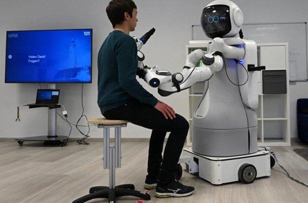 Đức chạy đua tạo ra robot có thể chăm sóc và điều bị cho bệnh nhân
