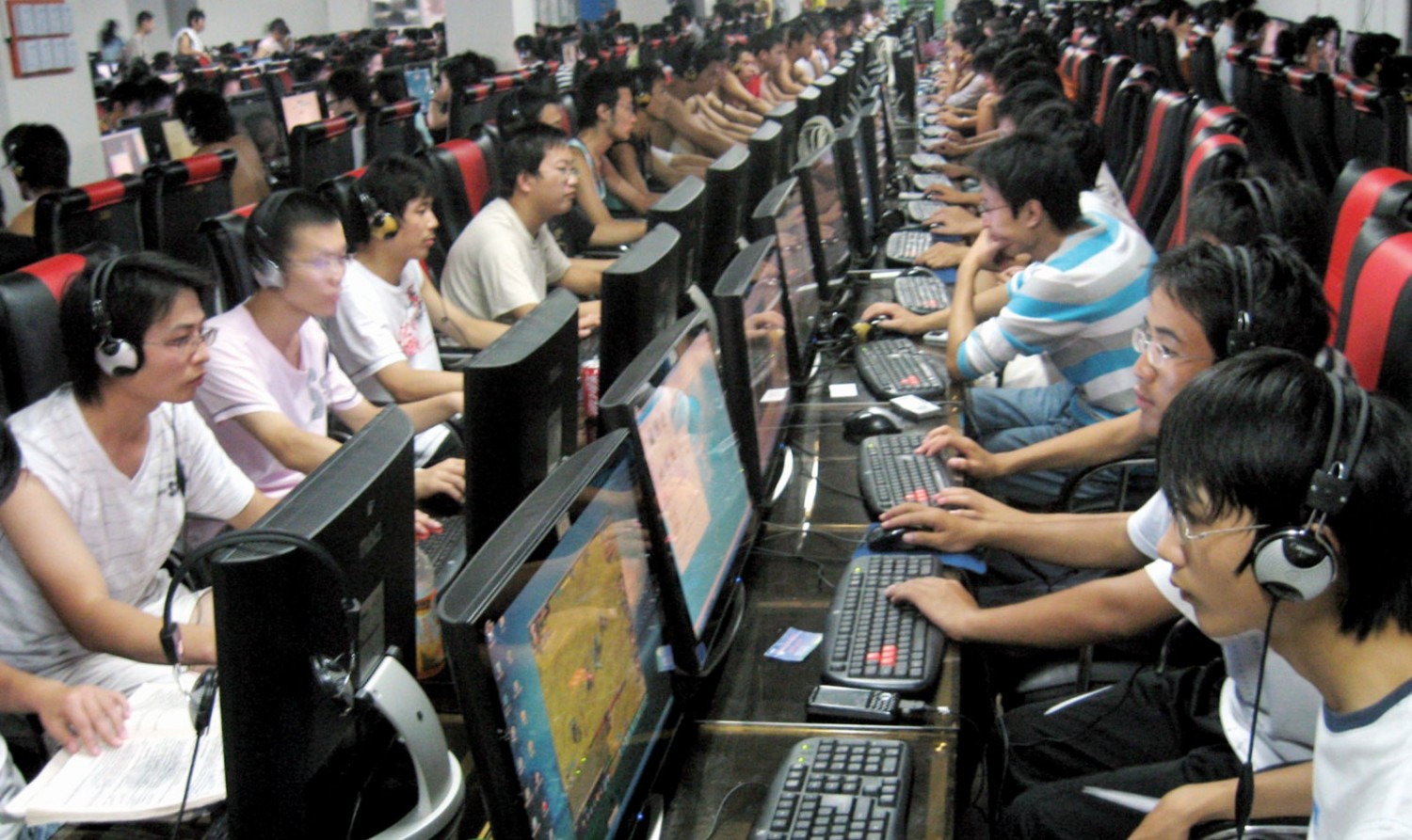 chinese internet users in internet cafe
