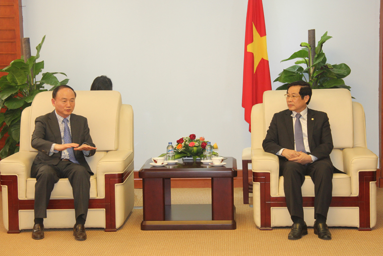 Ngày 9/9, tại Hà Nội, Bộ trưởng Bộ Thông tin và Truyền thông (Bộ TT & TT) Nguyễn Bắc Son đã có buổi tiếp ông Han Myoung Sup - Tổng giám đốc Tổ hợp Samsung Việt Nam