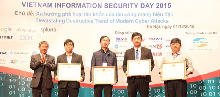 Thay mặt Lãnh đạo Bộ, Thứ trưởng Nguyễn Thành Hưng đã trao Bằng khen của Bộ trưởng Bộ TT&TT cho cá nhân và tập thể đạt thành tích cao trong Cuộc thi an toàn thông tin mạng Cyber Seagame 2015