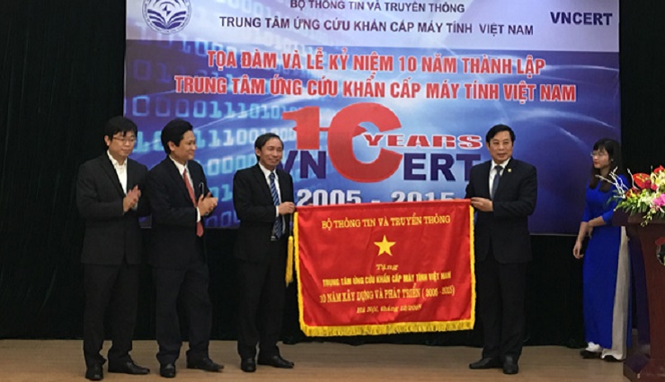 Bộ trưởng Nguyễn Bắc Son tặng bức trướng lưu niệm cho VNCERT nhân 10 năm thành lập