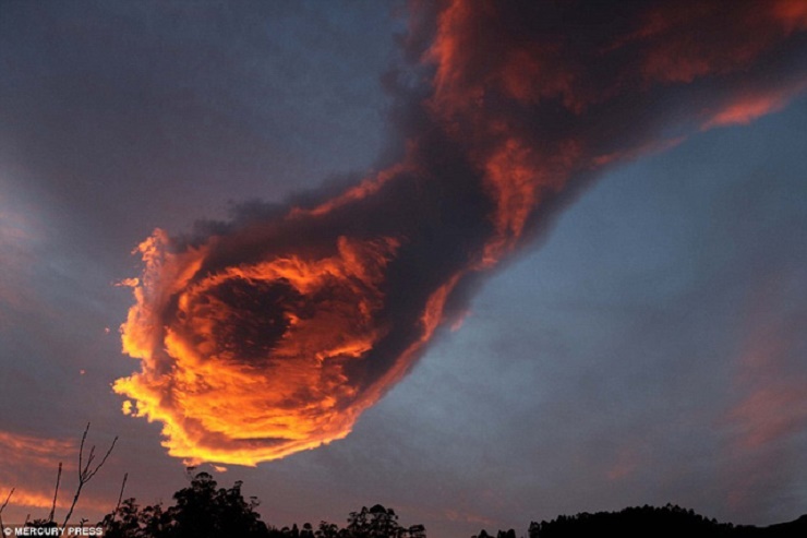 Hình ảnh đám mây lạ được cho là biểu tượng của chúa