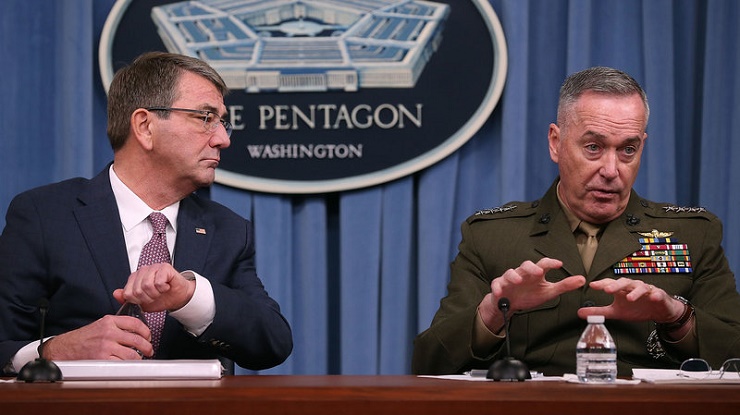 Bộ trưởng quốc phòng Mỹ Ashton Carter (trái) nói chương trình thí điểm mời tin tặc tấn công các trang web của Bộ quốc phòng Mỹ sẽ tăng cường an ninh cho nước Mỹ. Ảnh: Getty images