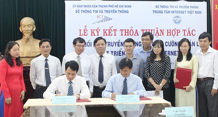 Ông Trần Minh Tân, Giám đốc VNNIC và ông Lê Thái Hỷ, Giám đốc Sở TT&TT TP Hồ Chí Minh ký thỏa thuận hợp tác.