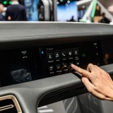 Dùng màn hình cảm ứng trên xe ô tô khi lưu thông tiềm ẩn nhiều rủi ro