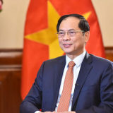 Phó Thủ tướng, Bộ trưởng Ngoại giao Bùi Thanh Sơn trả lời phỏng vấn báo chí Kazakhstan