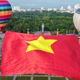 Xúc động hình ảnh đại kỳ tung bay trên quảng trường Hồ Chí Minh