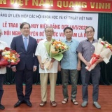 Đảng ủy Liên hiệp Hội Việt Nam trao huy hiệu Đảng cho 26 đảng viên