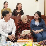 Lãnh đạo Đảng, Nhà nước, Quốc hội tri ân gia đình chính sách, người có công ở nhiều địa phương