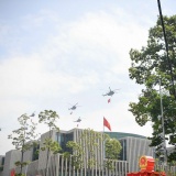 Xúc động khoảnh khắc các biên đội trực thăng kéo cờ Đảng, cờ Tổ quốc bay trên Quảng trường Ba Đình