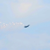 Chùm ảnh: Mãn nhãn màn tiêm kích Su-30MK2 thả đạn nhiễu rực sáng trên bầu trời Thủ đô