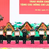 Trao Huân chương Quân công tặng các đồng chí lãnh đạo Bộ Quốc phòng