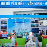 Người dân khắp nơi vẫn nườm nượp đổ về Trung tâm Triển lãm Quốc gia để tham quan