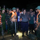 Thủ tướng kiểm tra công tác ứng phó mưa lũ tại vùng ven sông của Hà Nội