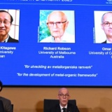 Giải Nobel Hóa học 2025 được trao cho các nhà hóa học về phát triển dạng kiến trúc phân tử hoàn toàn mới