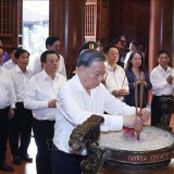 Tổng Bí thư Tô Lâm dâng hương tưởng nhớ Chủ tịch Hồ Chí Minh tại Nghệ An
