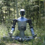 Robot hình người đầu tiên thế giới có thể làm việc ngoài trời trong mọi điều kiện thời tiết