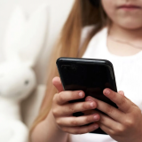 ‏Lạm dụng điện thoại, iPad có thể làm giảm thành tích học tập ở trẻ‏