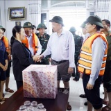 Tổng Bí thư Tô Lâm thăm, tặng quà người dân bị ảnh hưởng do mưa lũ tại Huế