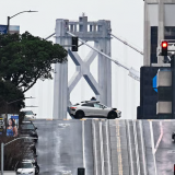 Vì sao xe tự lái chưa thể thay thế con người?