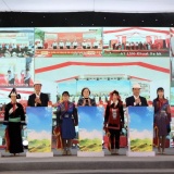 Phó Thủ tướng Phạm Thị Thanh Trà dự lễ khởi công 4 trường nội trú biên giới Lào Cai, tặng quà học sinh khó khăn