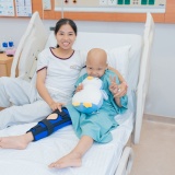 Bệnh nhân 7 tuổi mắc ung thư xương giữ được đôi chân nhờ công nghệ in 3D cá thể hóa